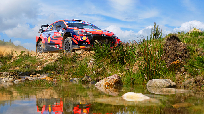 Froont side view of Hyundai i20 WRC racing car