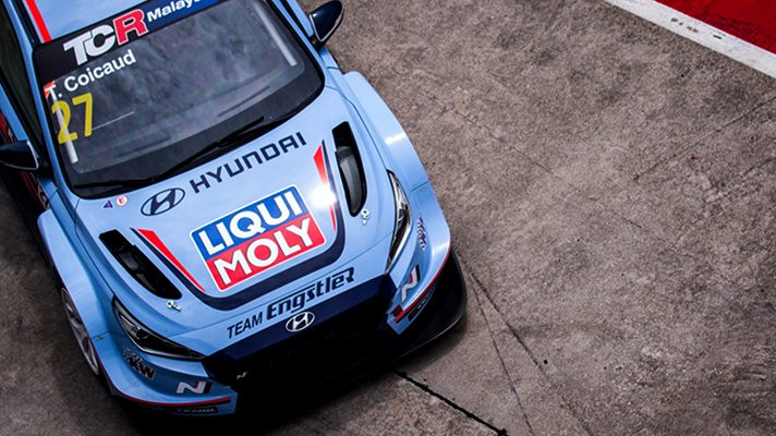 TCR 레이스에 출전한 현대모터스포츠팀의 레이싱 카 하이 앵글 뷰