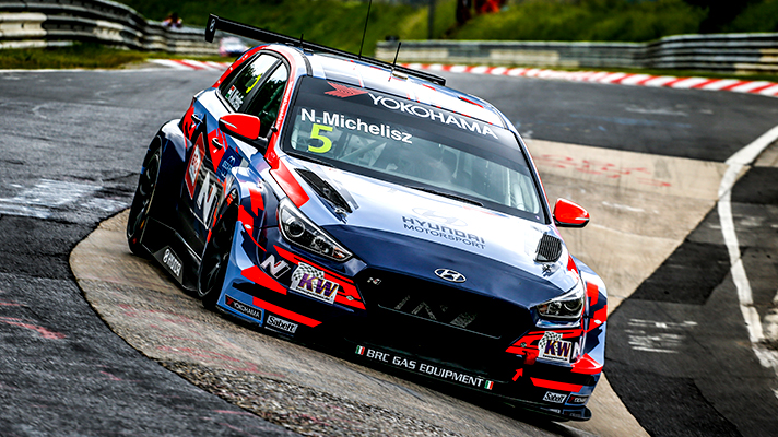 TCR 레이스에서 코너링하고 있는 출전한 현대모터스포츠팀의 레이싱 카