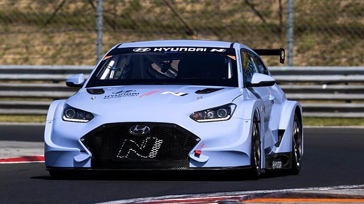 코스를 주행중인 현대 벨로스터 N ETCR의 모습