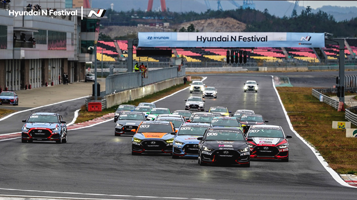현대 N 페스티벌에 출전해 코스를 질주하는 레이싱 카의 모습
