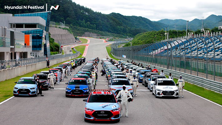 현대 N 페스티벌에 출전한 레이서와 레이싱 카