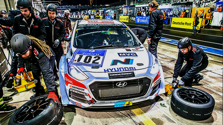 뉘르부르크링 24시 내구레이스 피트에서 정비를 받고 있는 레이싱 카