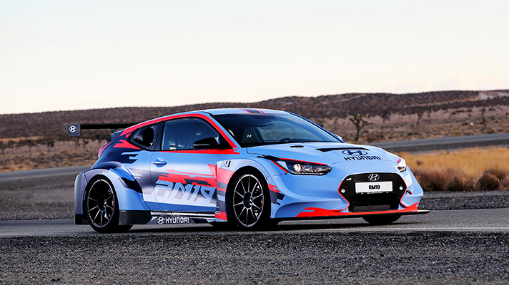 도로를 주행중인 RM19 모델의 모습