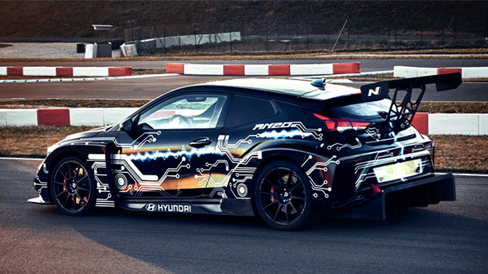 테스트 도로를 주행중인 RM20e 모델의 모습