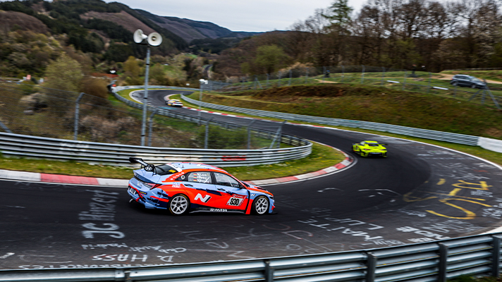 TCR racing car that goes around the Nürburgring circuit