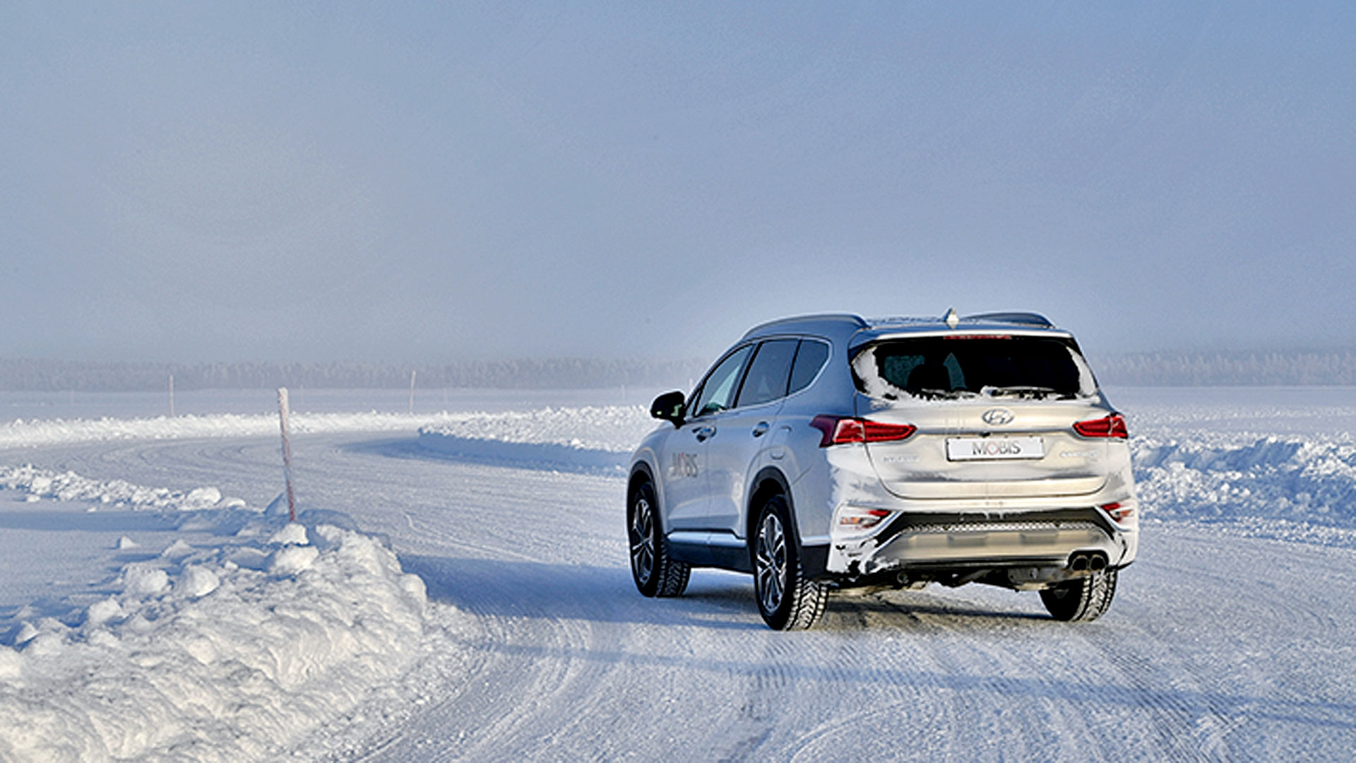 눈길 위에서 테스트를 진행하고 있는 현대자동차 SUV