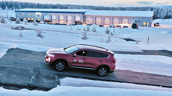붉은색 테스트 차량이 오르막길을 주행하는 모습