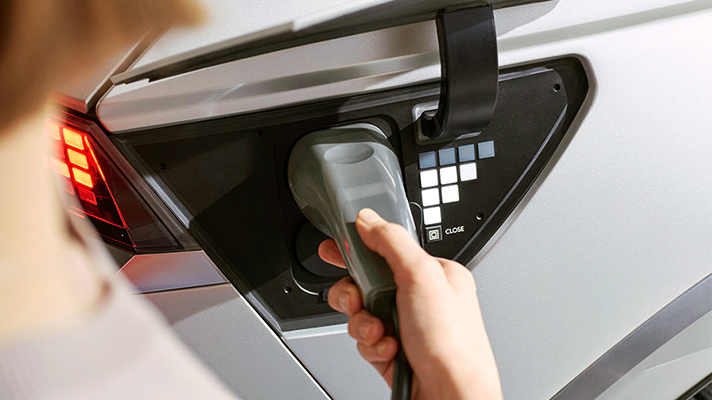 충전코드가 부각된 현대자동차 아이오닉 5