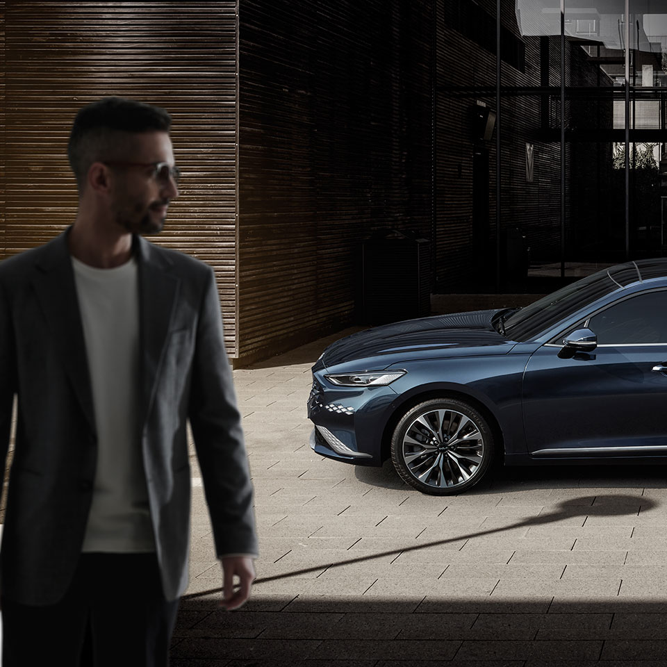 주차 되어 있는 기아 K8