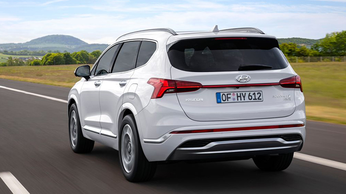 주행중인 현대자동차 싼타페 후면