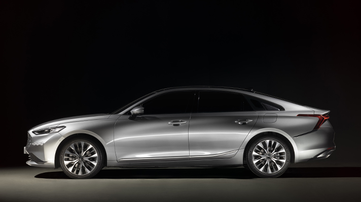 어두운 배경의 기아 K8 측면