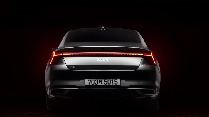 어두운 배경의 기아 K8 후면
