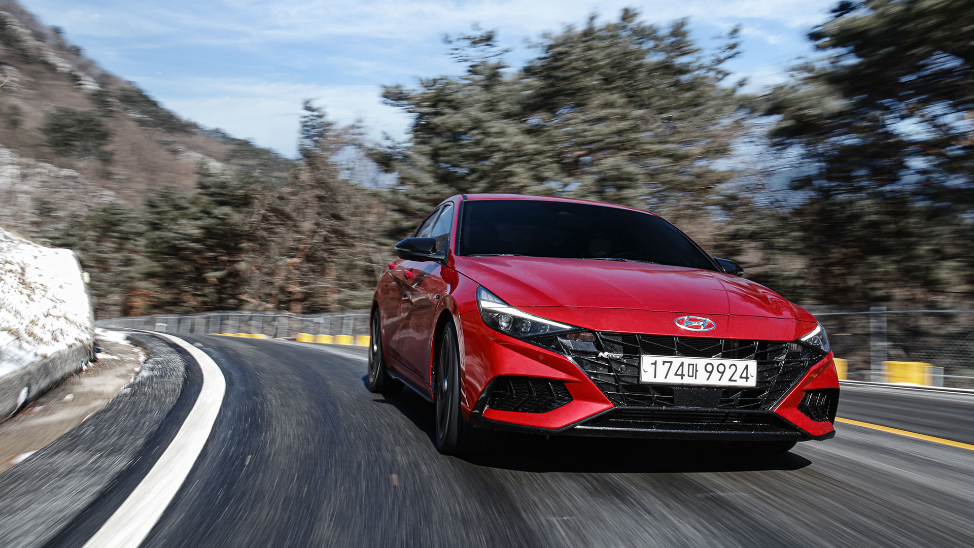 산길을 달려오는 붉은 색 아반떼 N 라인의 앞모습