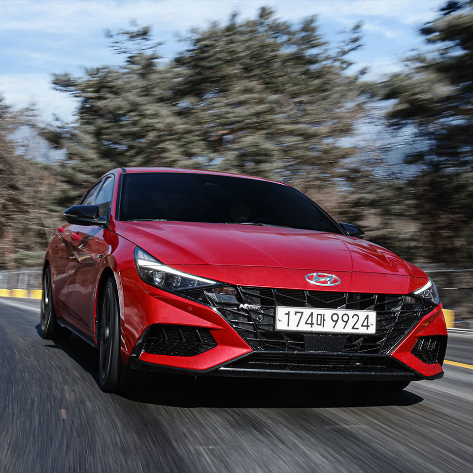 산길을 달려오는 붉은 색 아반떼 N 라인의 앞모습