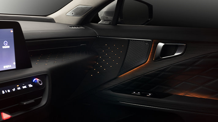 기아 K8 대시보드와 패널 스피커