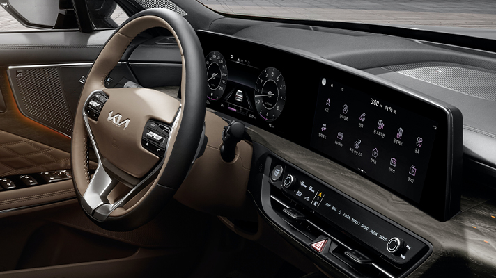 기아 K8 디지털 계기반과 인포테인먼트 시스템 화면