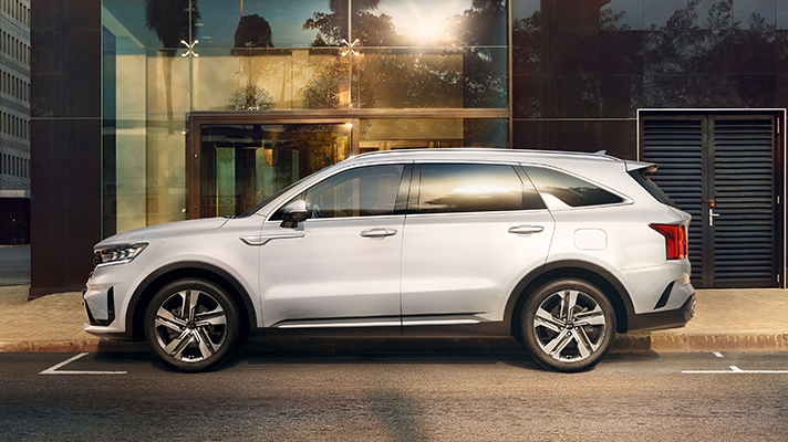 건물 앞 주차된 기아 쏘렌토가 햇빛을 받고 있는 모습