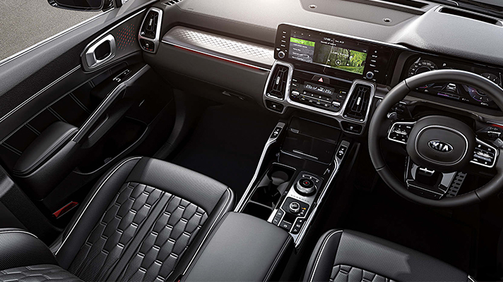 보조석과 대시보드가 포커스된 기아 쏘렌토 인테리어