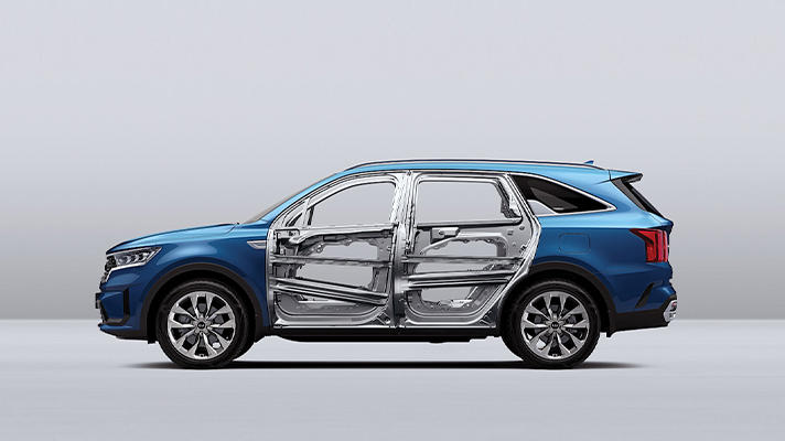 기아 쏘렌토 앞뒤좌석 문의 뼈대가 노출되어 있는 모습