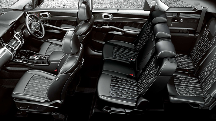 기아 쏘렌토 전 좌석이 한 눈에 들어오는 인테리어 모습