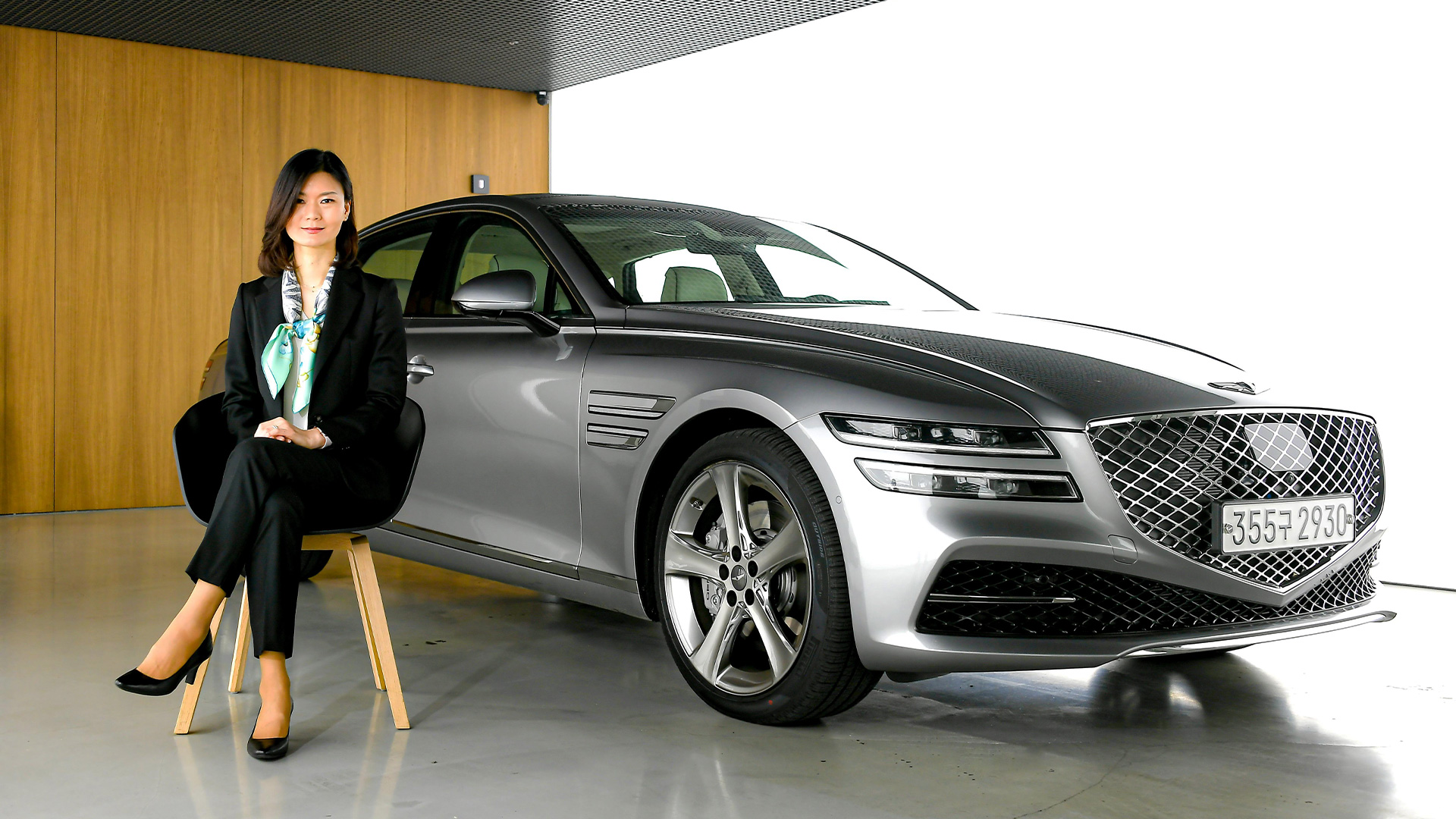 제네시스 차량 앞에 앉아있는 김효린 현대자동차그룹 제품UX총괄실장