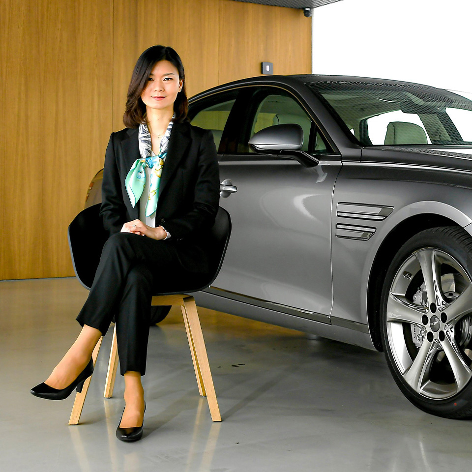 제네시스 차량 앞에 앉아있는 김효린 현대자동차그룹 제품UX총괄실장