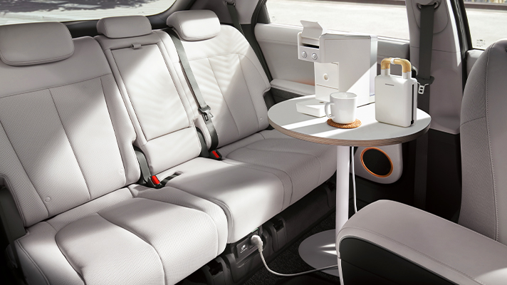 220V 콘센트를 현대자동차 아이오닉 5 실내에 연결한 모습