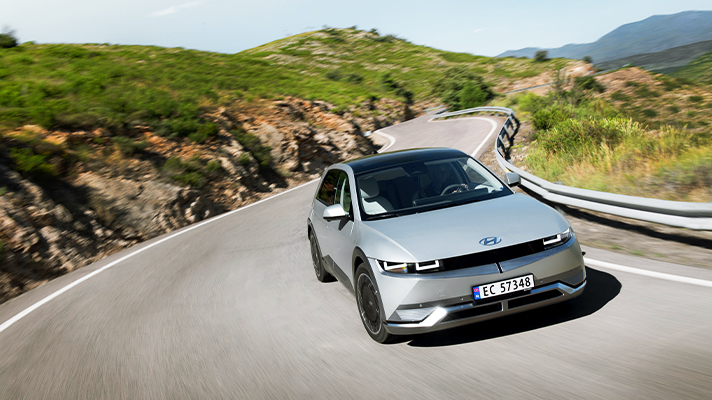 산길을 달리는 현대자동차 아이오닉 5