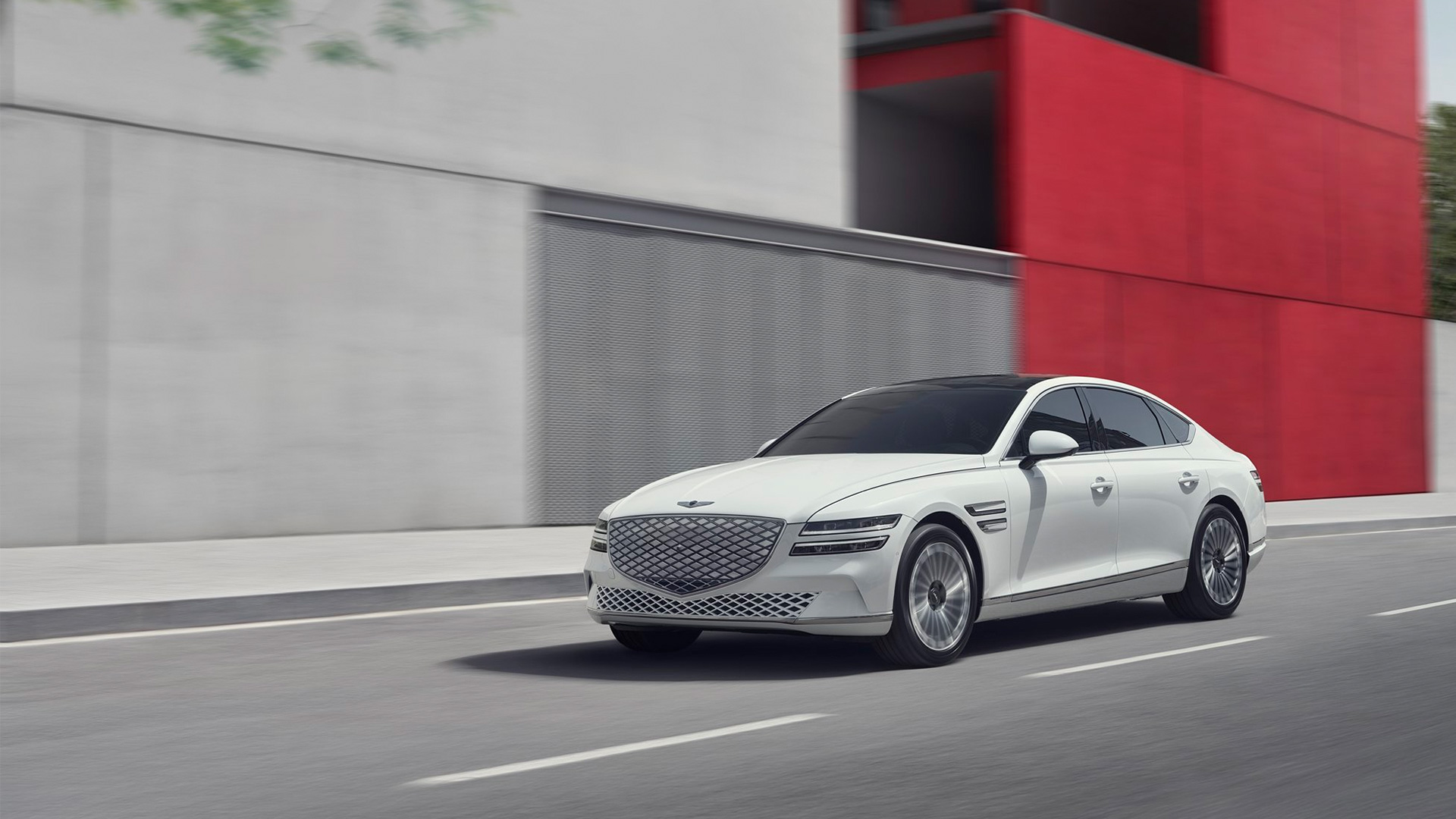 도로를 주행중인 제네시스 G80 전동화 모델