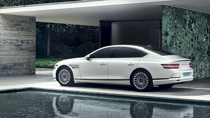 제네시스 G80 전동화 모델의 측면 앵글 뷰