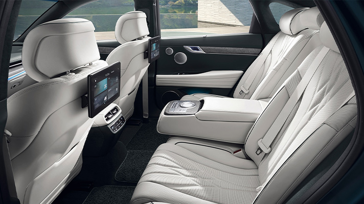 제네시스 G80 전동화 모델의 뒷좌석 인테리어