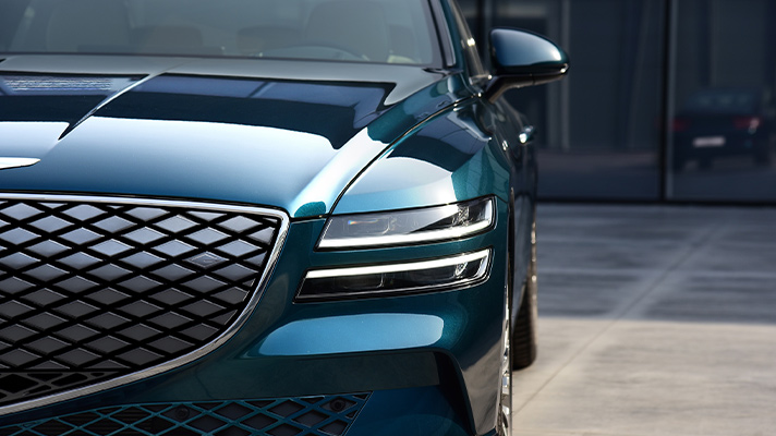 제네시스 G80 전동화 모델의 그릴과 헤드 라이트