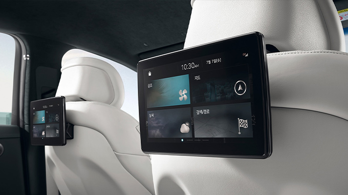 제네시스 G80 전동화 모델의 뒷좌석 전용 모니터