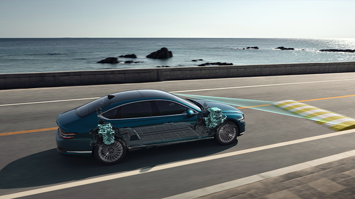 해안 도로를 주행중인 제네시스 G80 전동화 모델
