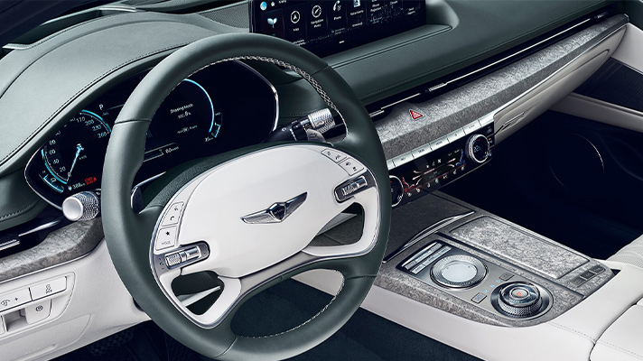 제네시스 G80 전동화 모델의 스티어링 휠과 대시보드