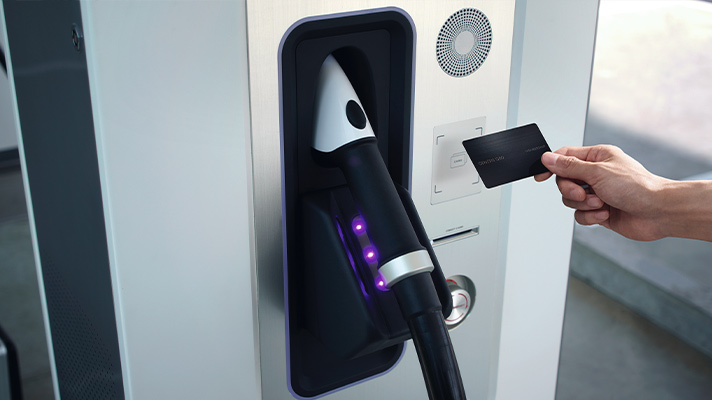 제네시스 카드로 충전요금을 결제하는 모습