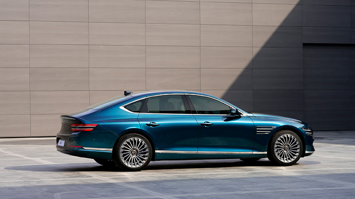 주차중인 제네시스 G80 전동화 모델의 측면