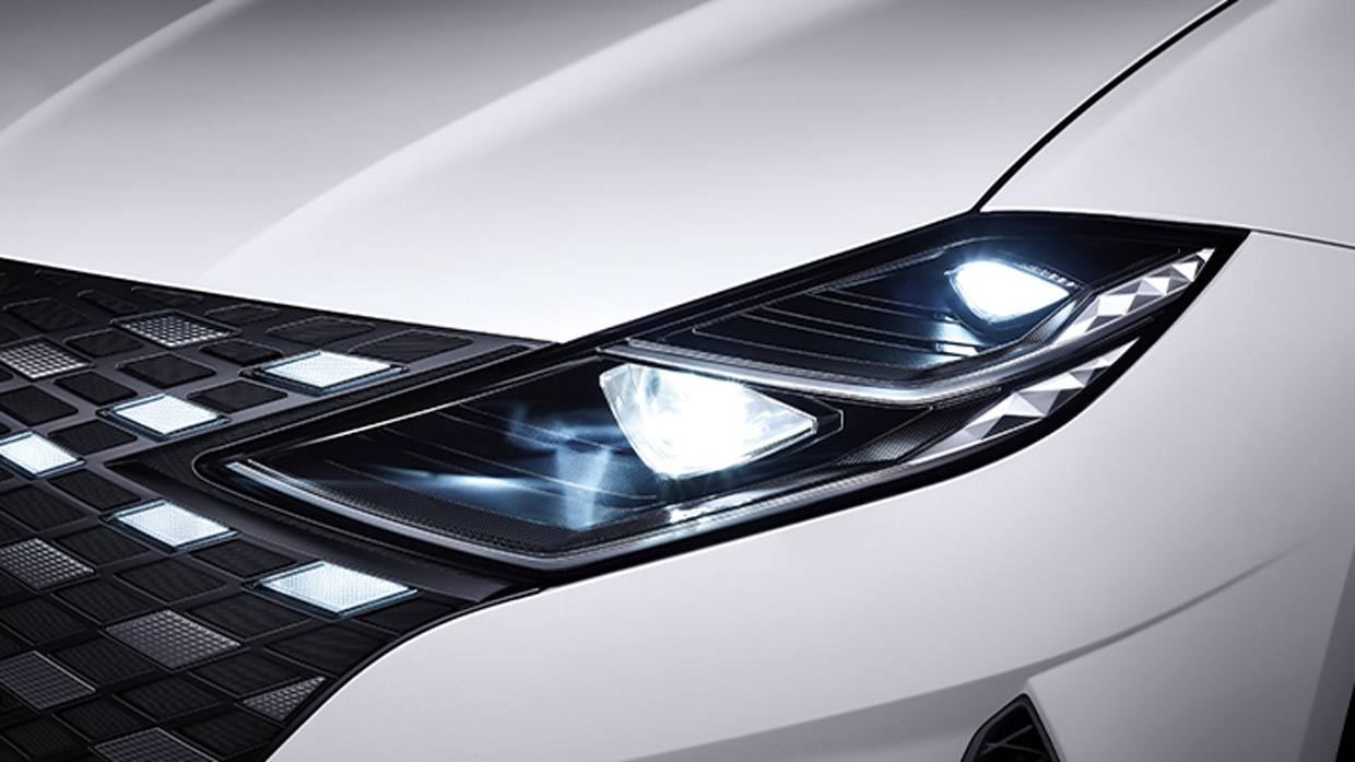 현대 그랜저 헤드램프의 확대 앵글 샷