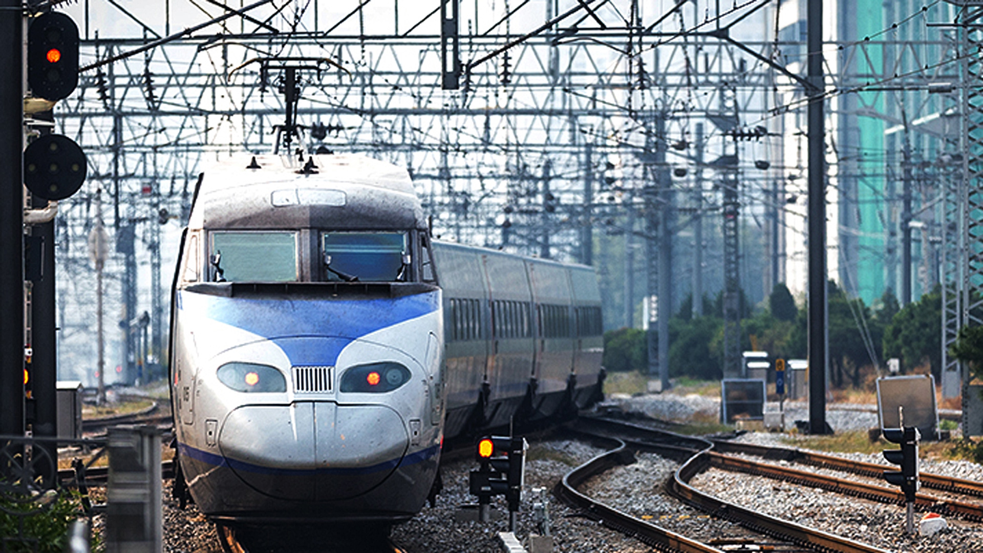 열차가 선로를 따라 들어오는 앞모습