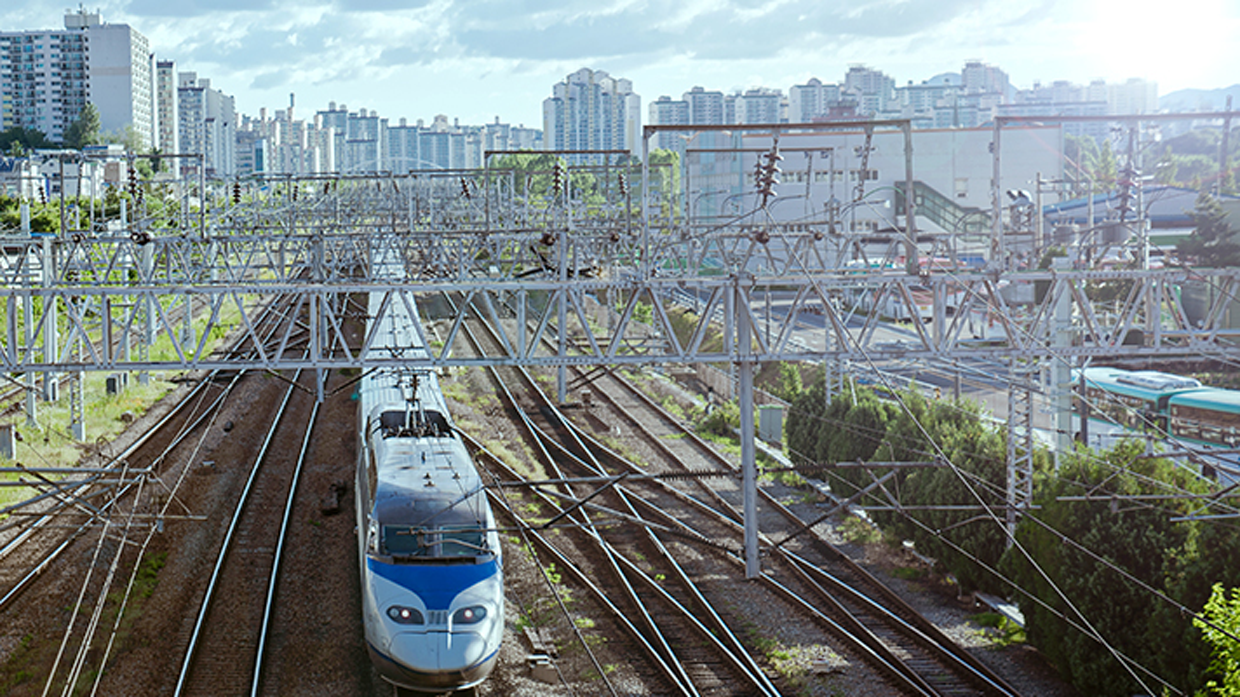열차가 선로를 따라 들어오는 모습의 부감샷