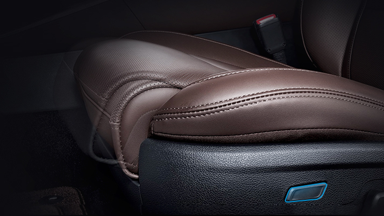 운전석 전동식 쿠션 익스텐션 버튼의 모습