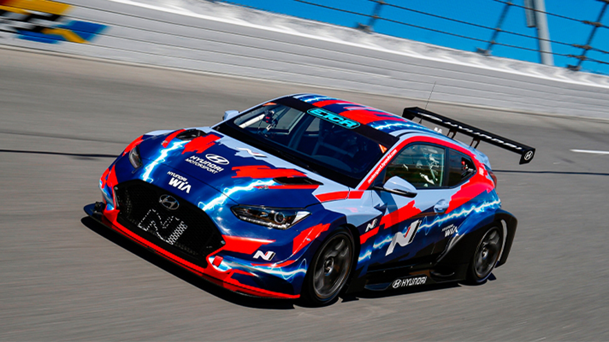 Hyundai Veloster N ETCR racing on track