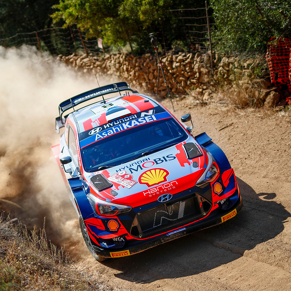 거친 노면을 주행중인 경주용 자동차