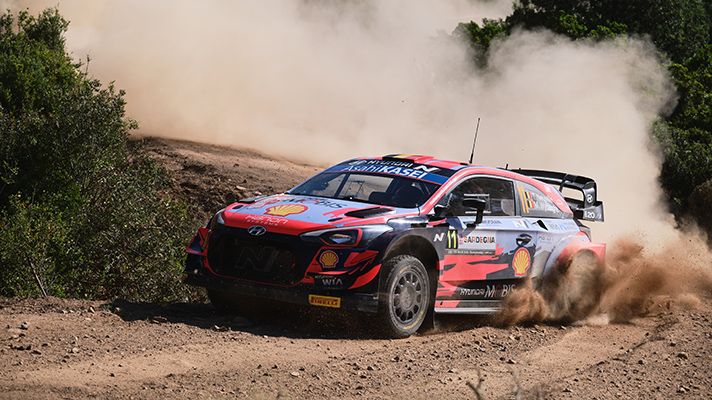 거친 노면을 주행중인 경주용 자동차