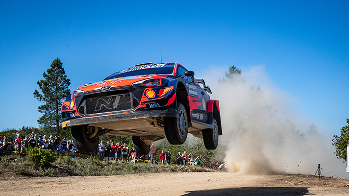 점프중인 레이싱카