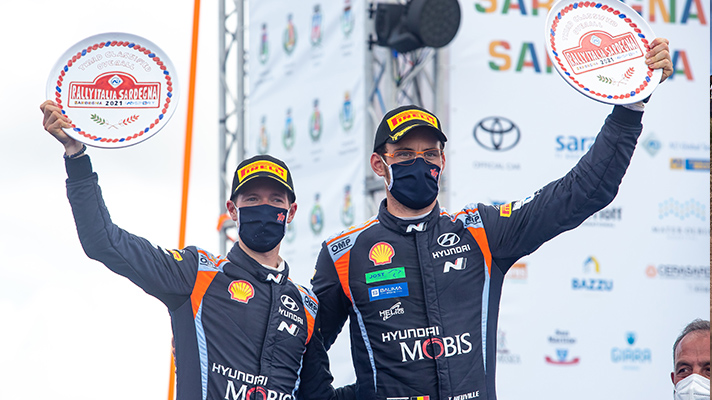 트로피를 들고 있는 티에리 누빌