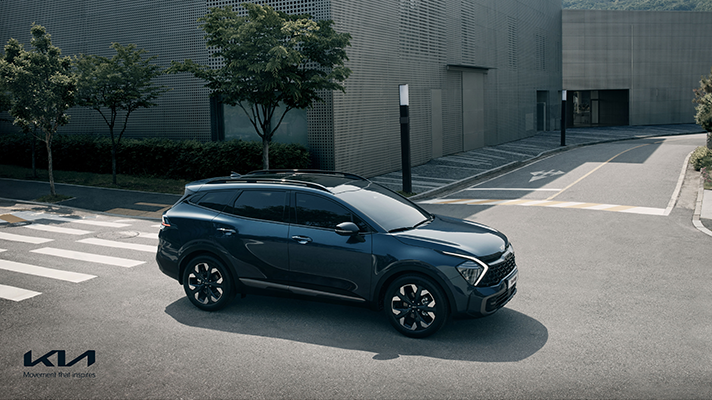 교차로를 지나는 기아 5세대 신형 스포티지 측면 앵글 뷰