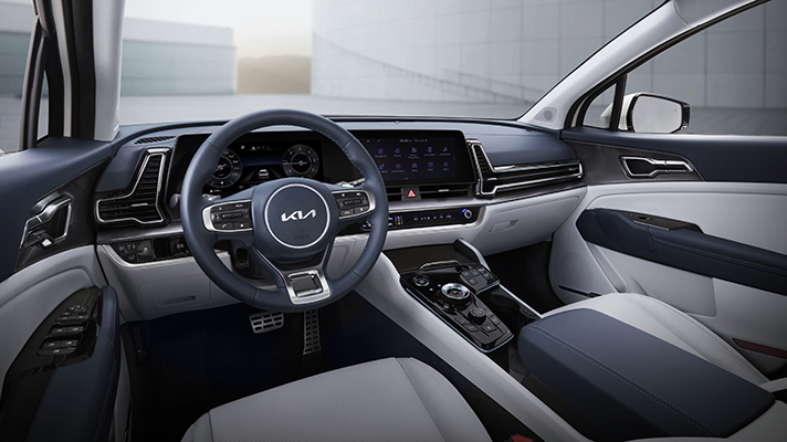 측면 앵글의 대시보드가 포커스된 기아 신형 스포티지 인테리어