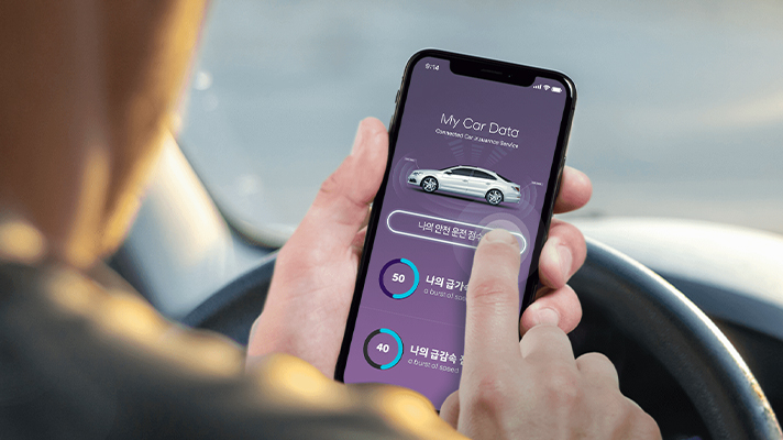 운전석에 앉은 소비자가 앱을 실행하고 있는 모습
